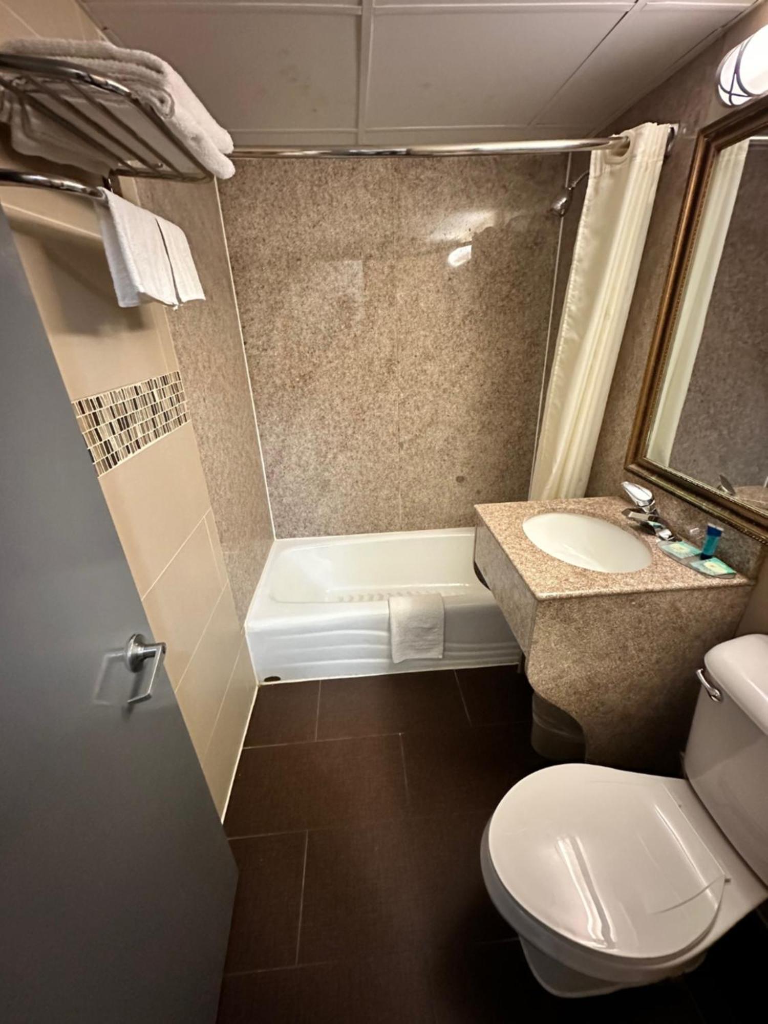 Town House Inn And Suites Elmwood Park Buitenkant foto